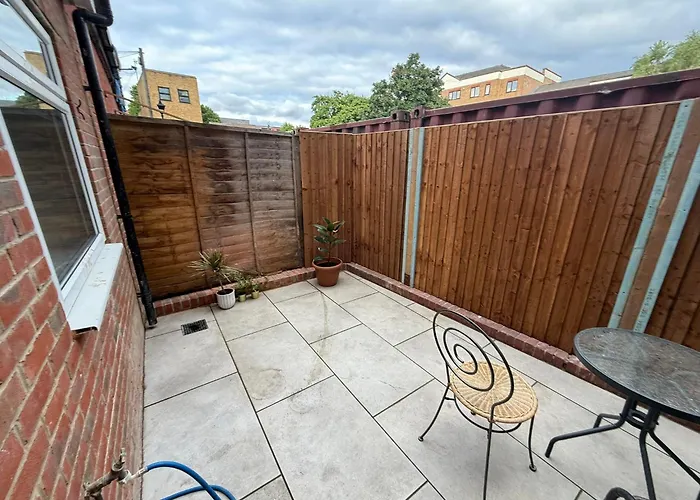Bright And Spacious Entire One Bedroom Apartment With Living Room And Private Garden