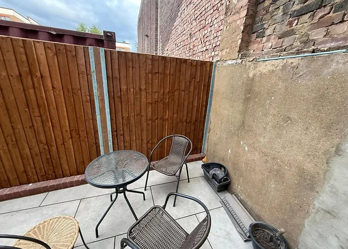 Bright And Spacious Entire One Bedroom Apartment With Living Room And Private Garden