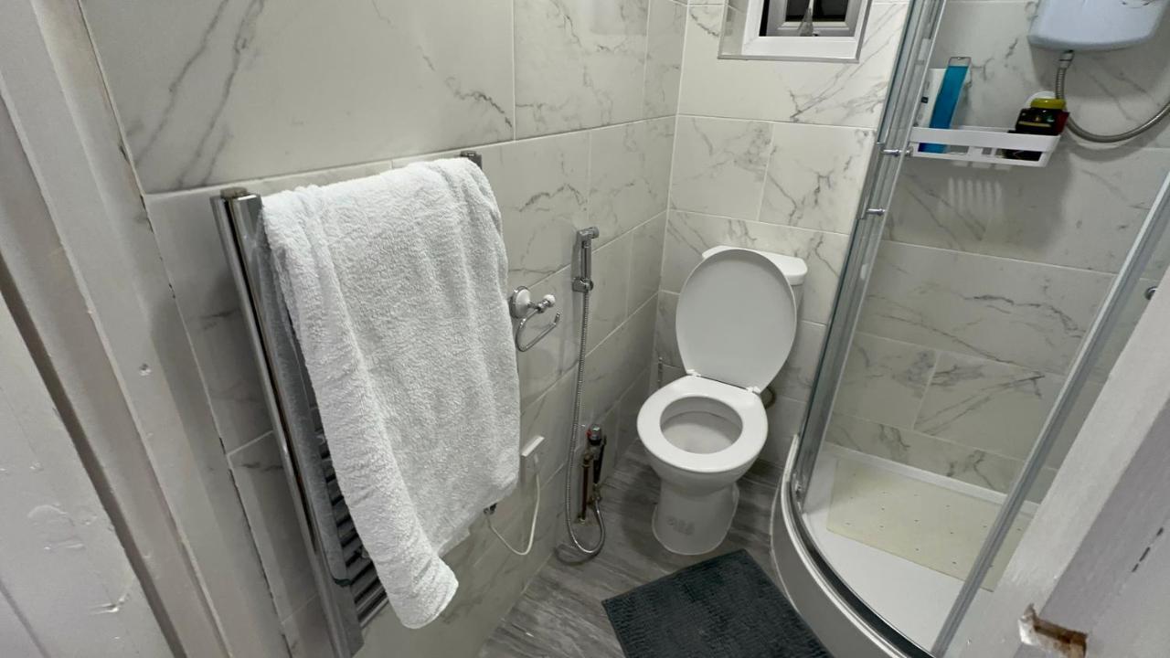 Bright And Spacious Entire One Bedroom Apartment With Living Room And Private Garden *