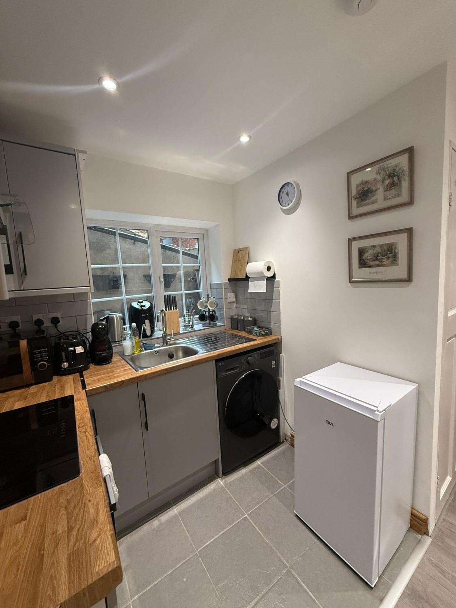 Bright And Spacious Entire One Bedroom Apartment With Living Room And Private Garden