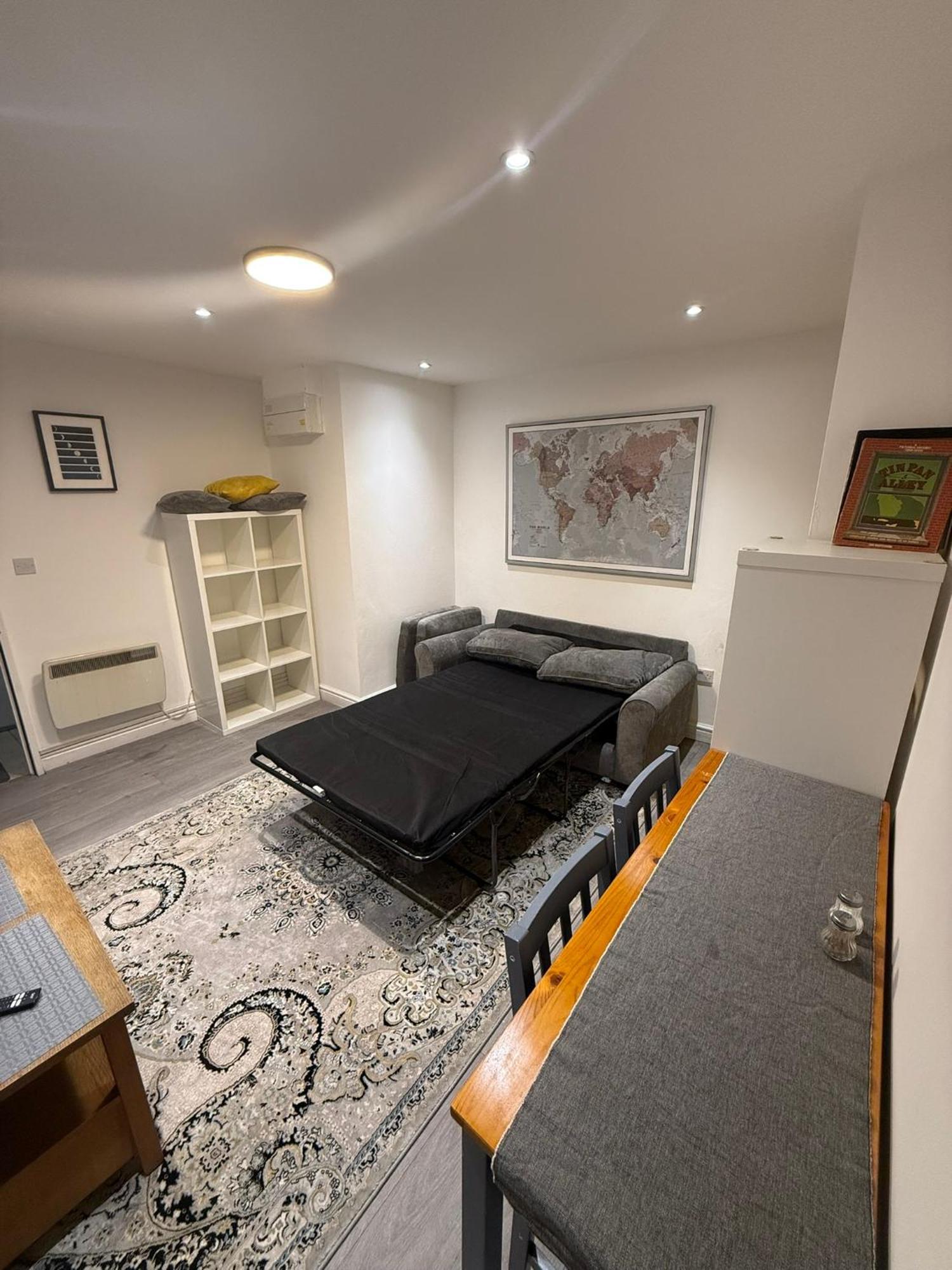 Bright And Spacious Entire One Bedroom Apartment With Living Room And Private Garden Apartamento *