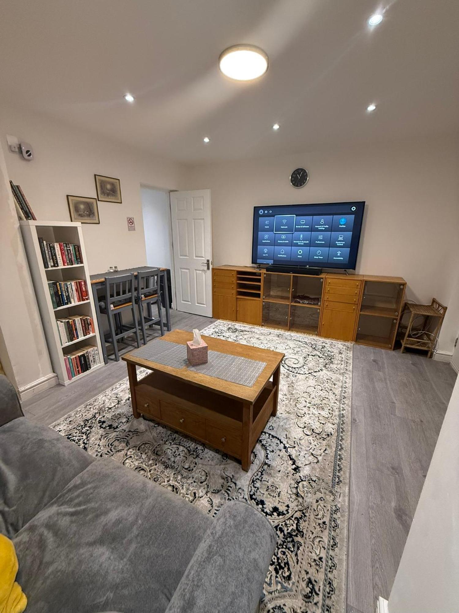Apartamento Bright And Spacious Entire One Bedroom Apartment With Living Room And Private Garden *