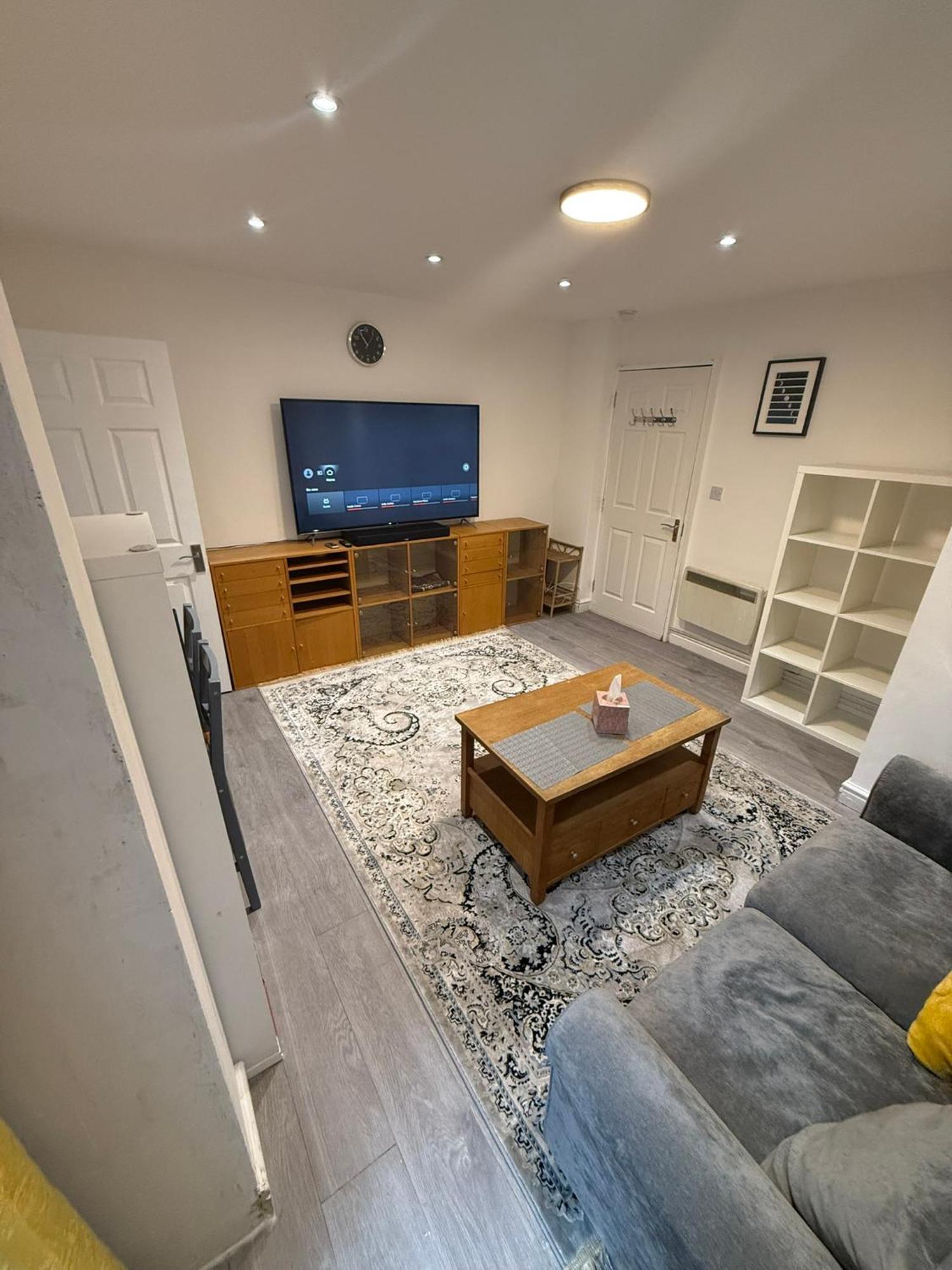 Bright And Spacious Entire One Bedroom Apartment With Living Room And Private Garden Londres