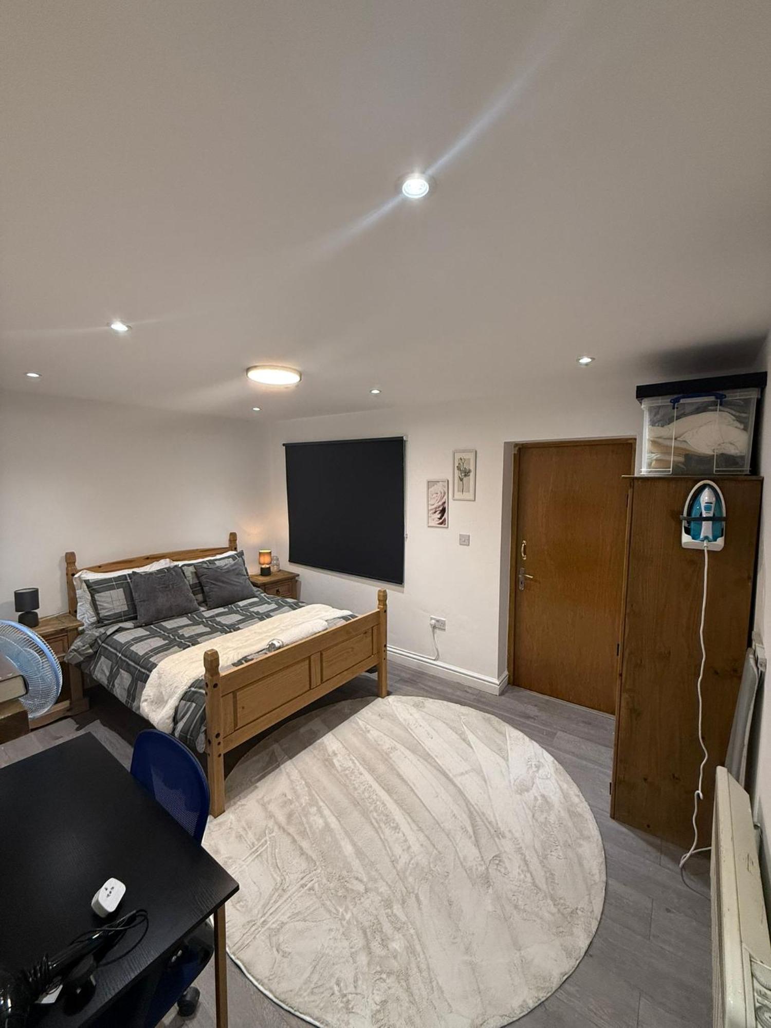 Bright And Spacious Entire One Bedroom Apartment With Living Room And Private Garden