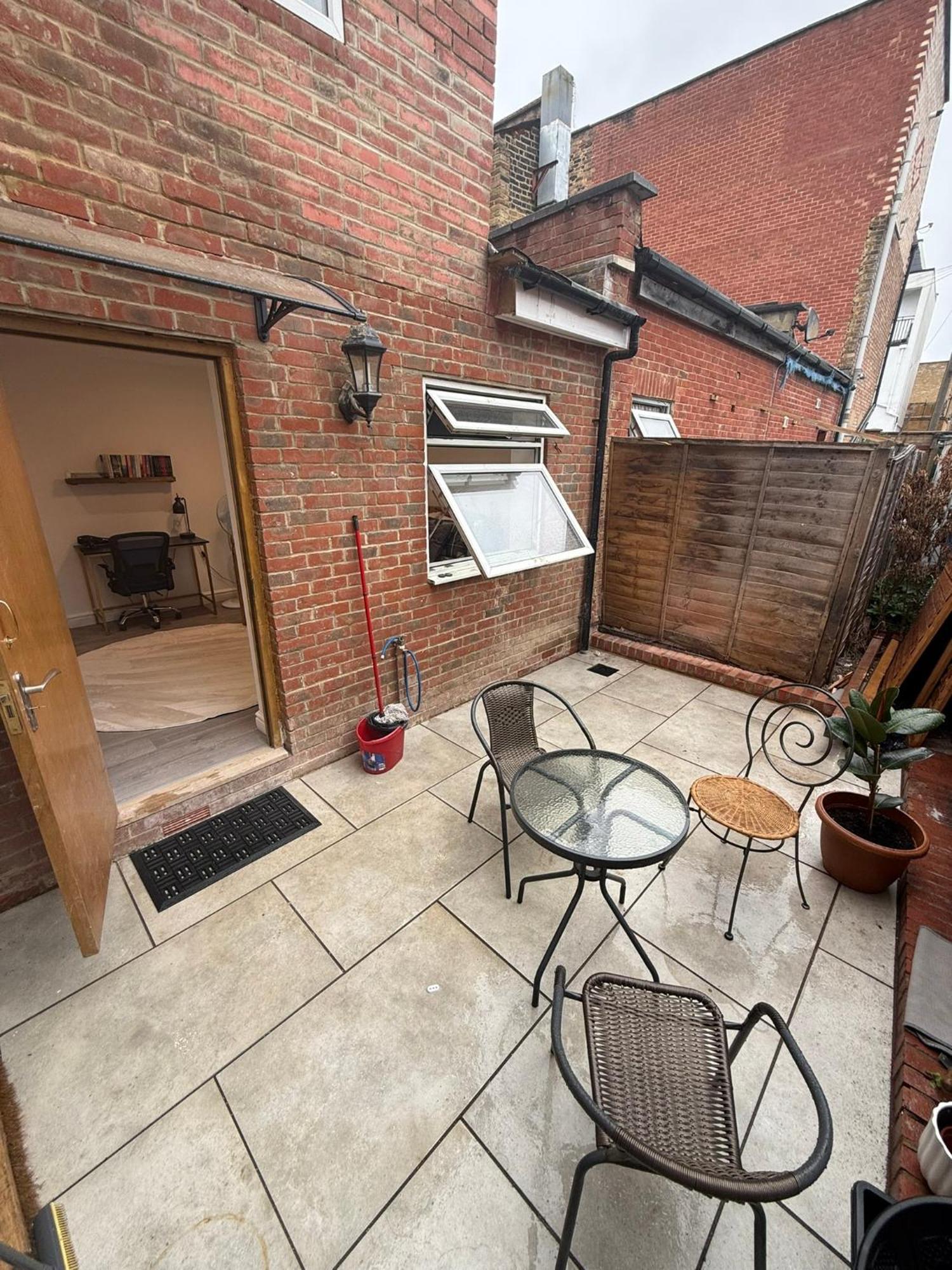 Apartamento Bright And Spacious Entire One Bedroom Apartment With Living Room And Private Garden Londres
