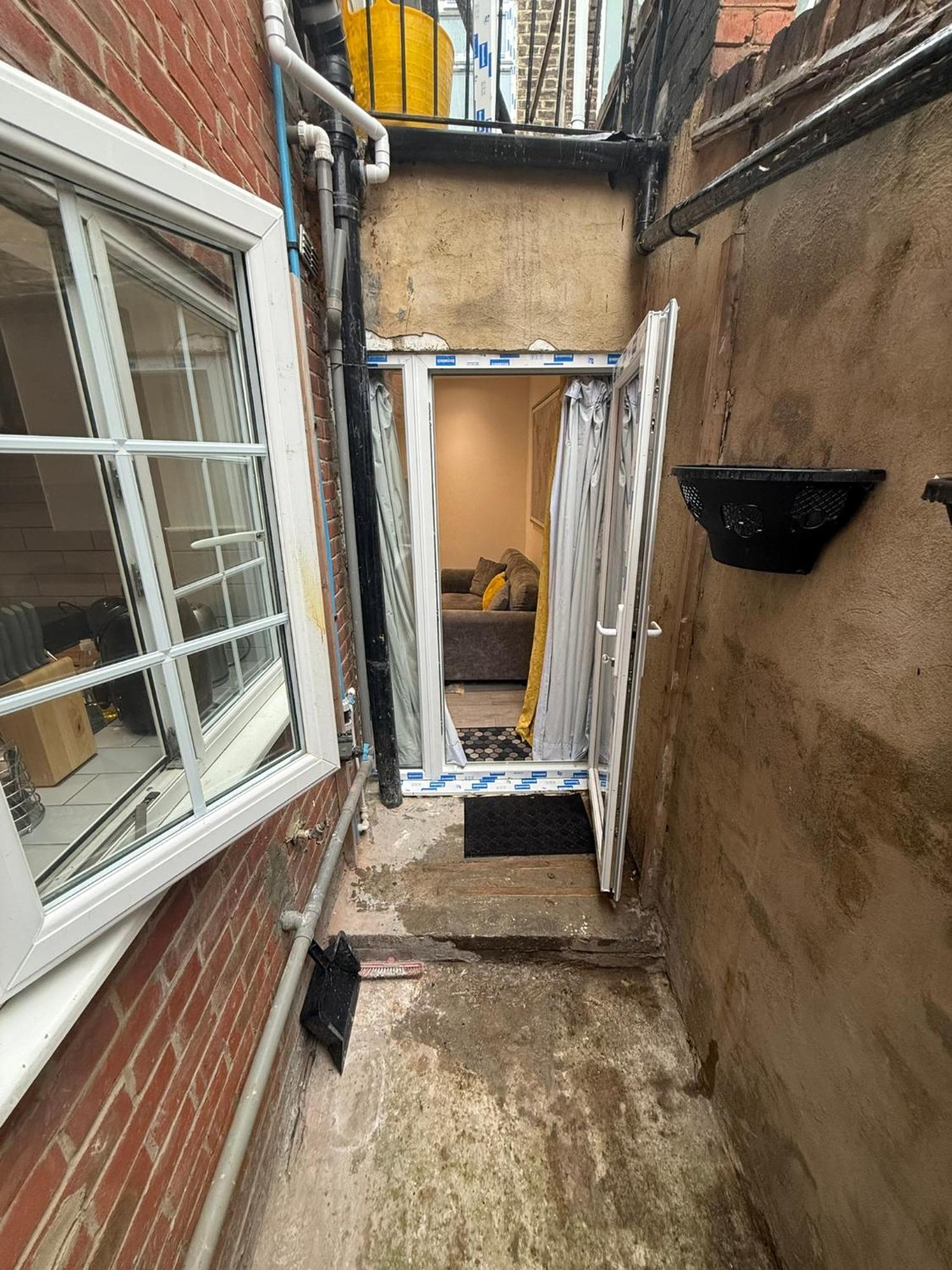 Bright And Spacious Entire One Bedroom Apartment With Living Room And Private Garden