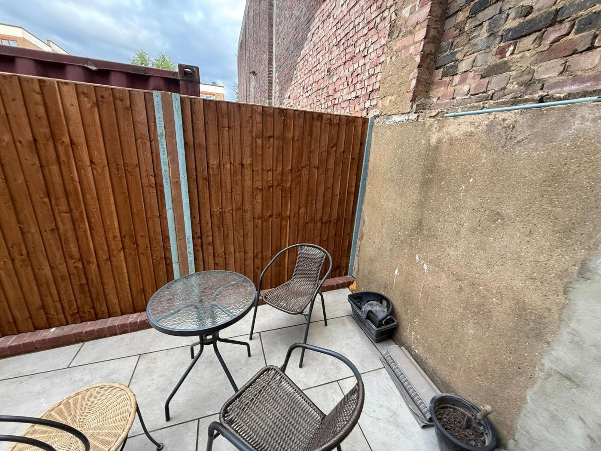 Bright And Spacious Entire One Bedroom Apartment With Living Room And Private Garden Apartamento Londres